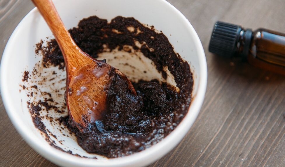Utilice remedios caseros para rejuvenecer la piel de sus manos.