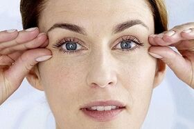 El masaje es una forma de rejuvenecer la piel del contorno de ojos.